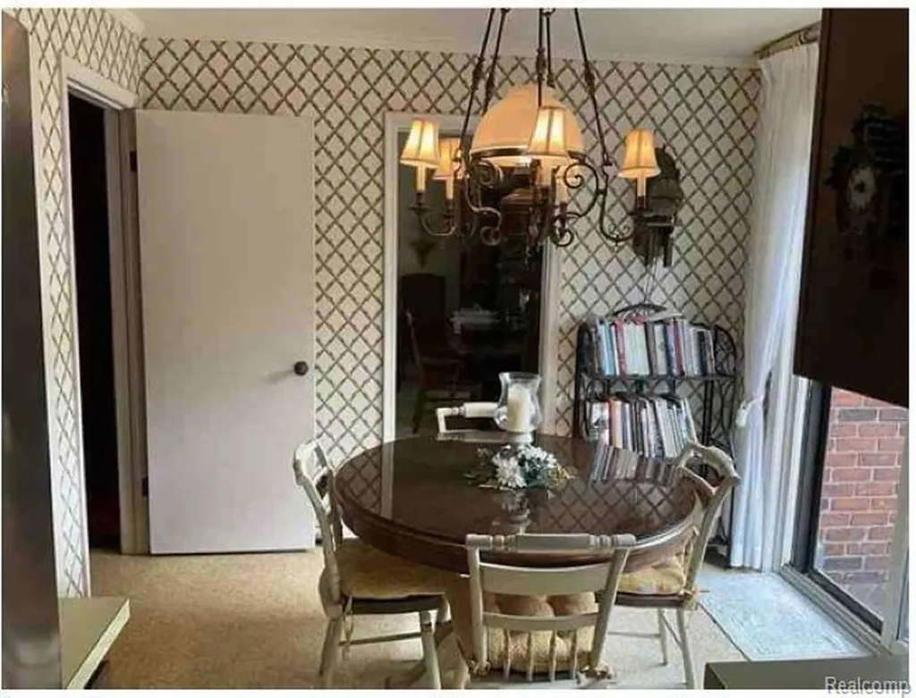 491 Colonial Road Grosse Pointe Woods City MI 48236