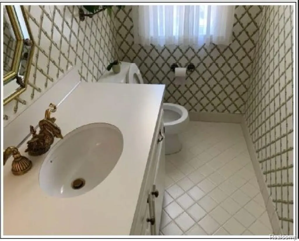 491 Colonial Road Grosse Pointe Woods City MI 48236