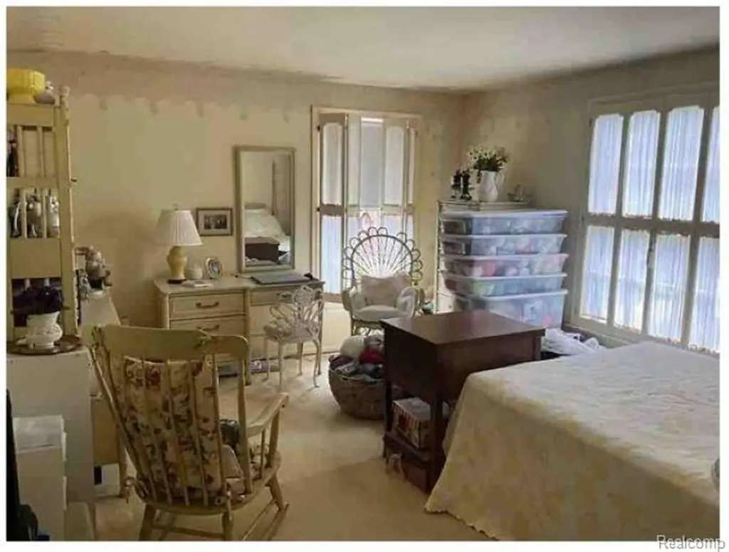 491 Colonial Road Grosse Pointe Woods City MI 48236