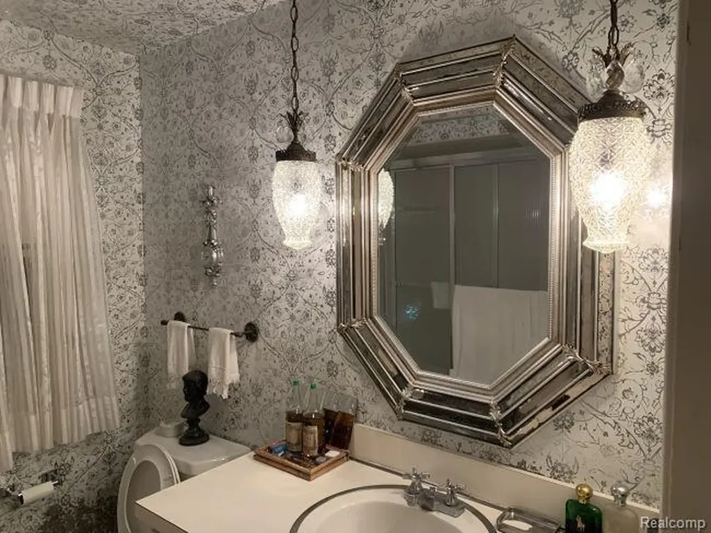 491 Colonial Road Grosse Pointe Woods City MI 48236