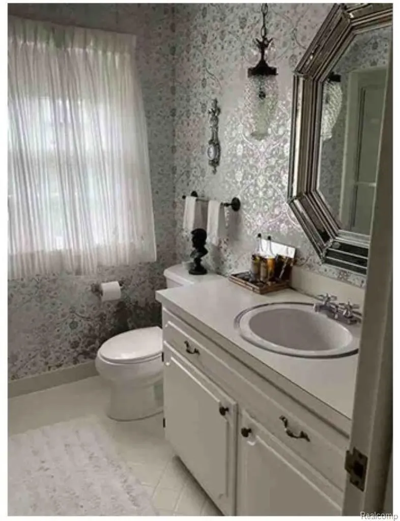 491 Colonial Road Grosse Pointe Woods City MI 48236