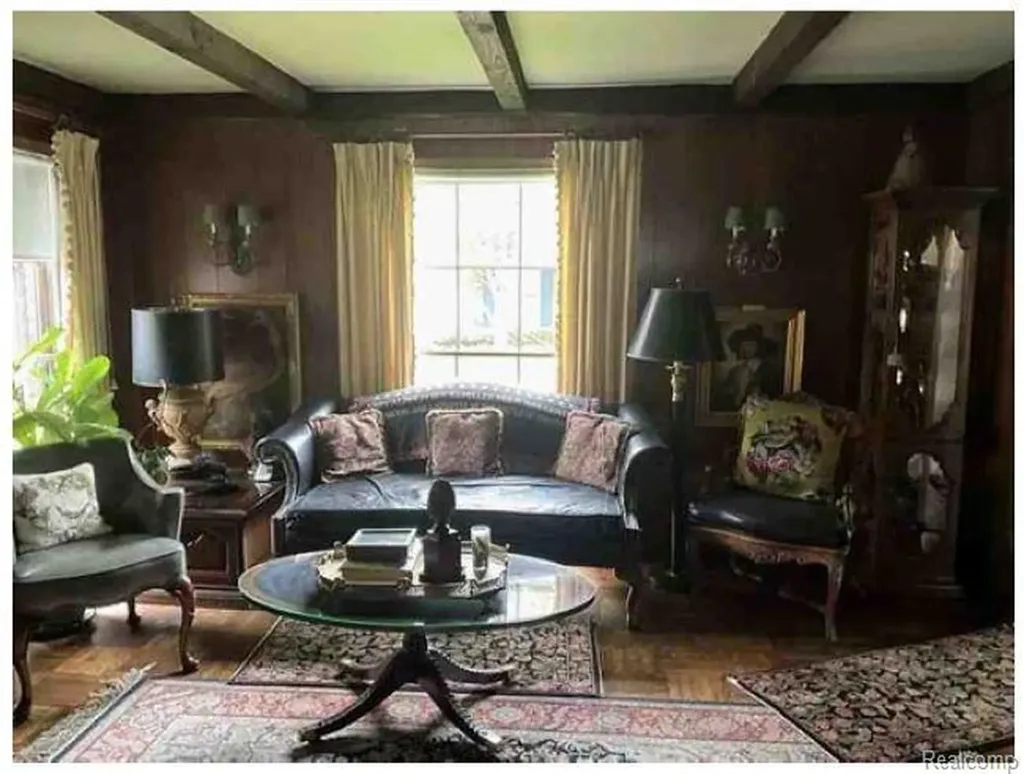 491 Colonial Road Grosse Pointe Woods City MI 48236