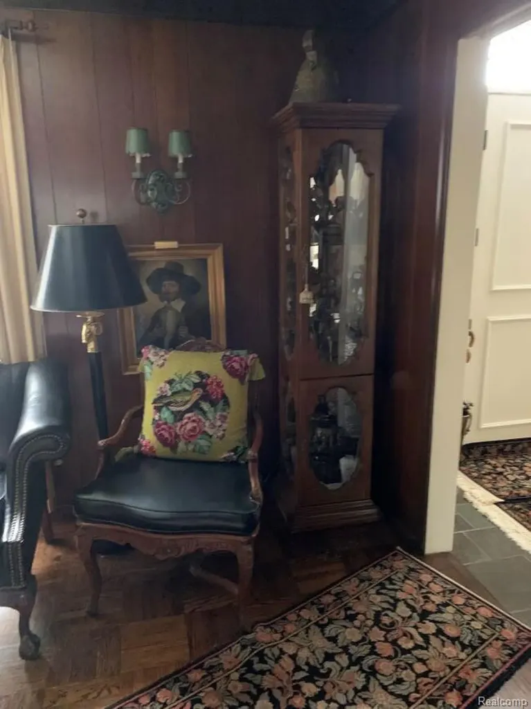491 Colonial Road Grosse Pointe Woods City MI 48236