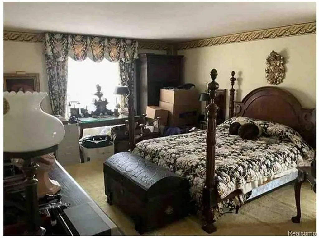 491 Colonial Road Grosse Pointe Woods City MI 48236