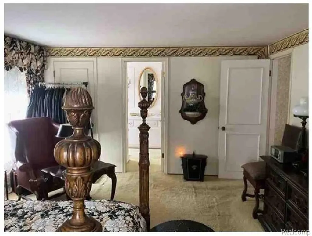491 Colonial Road Grosse Pointe Woods City MI 48236