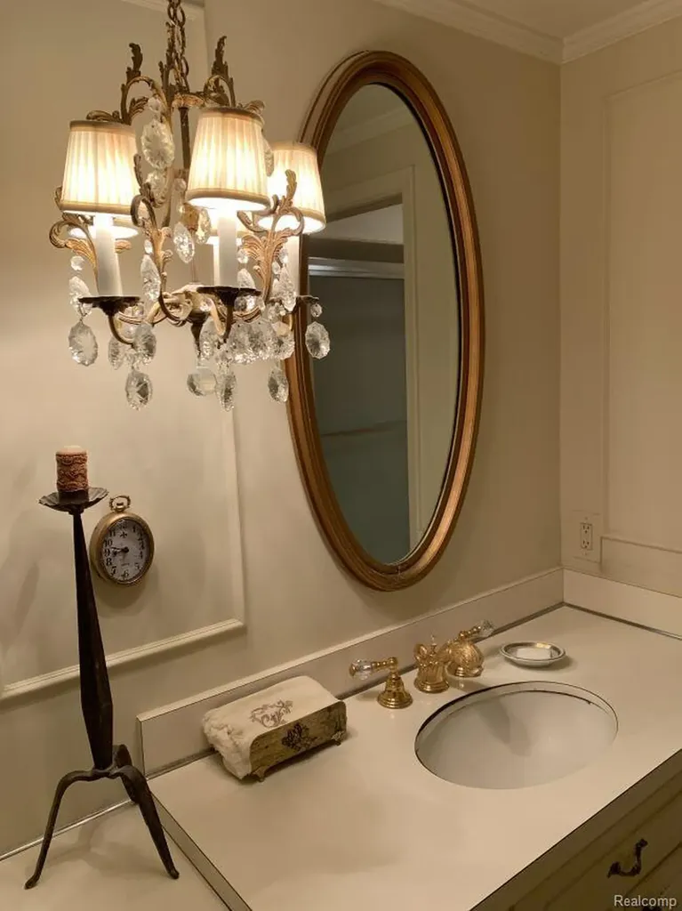 491 Colonial Road Grosse Pointe Woods City MI 48236