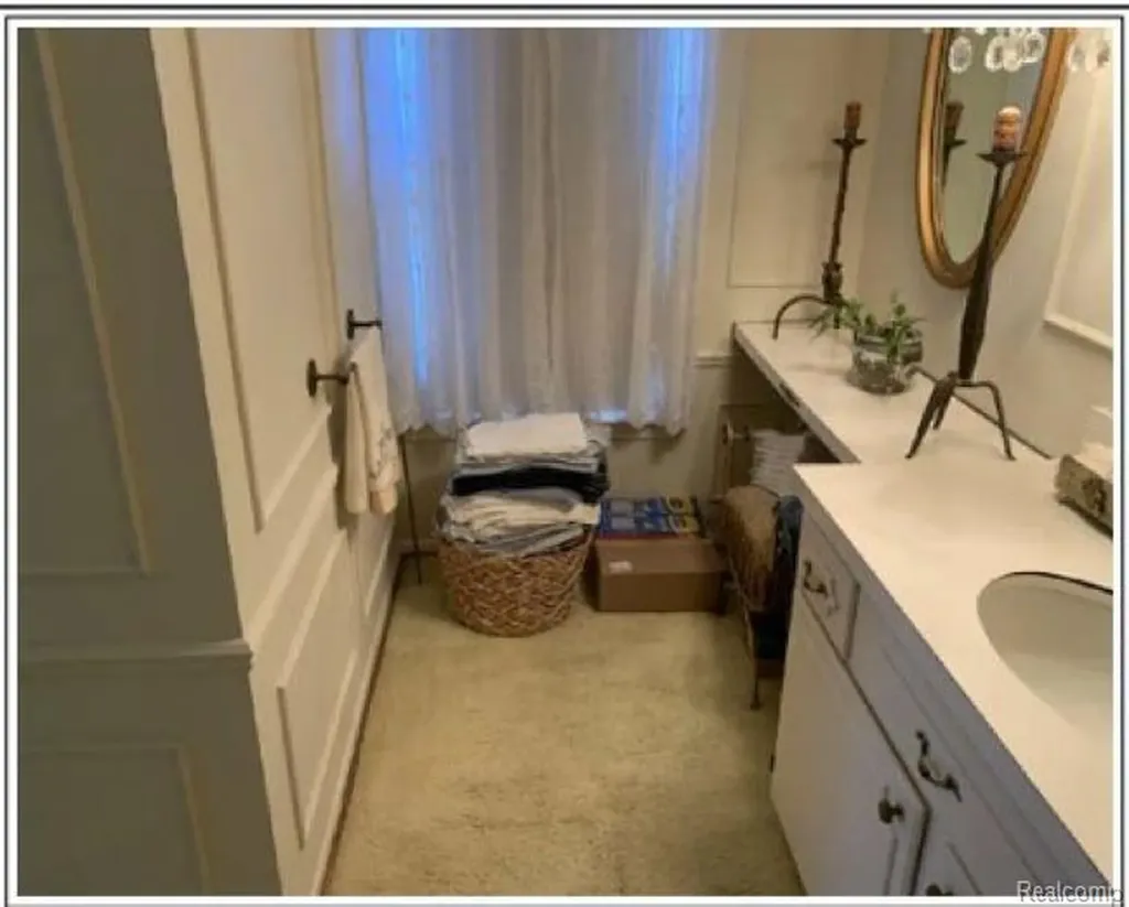 491 Colonial Road Grosse Pointe Woods City MI 48236