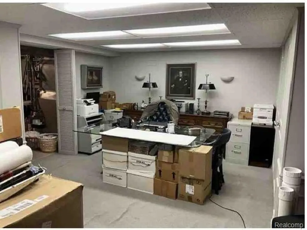 491 Colonial Road Grosse Pointe Woods City MI 48236