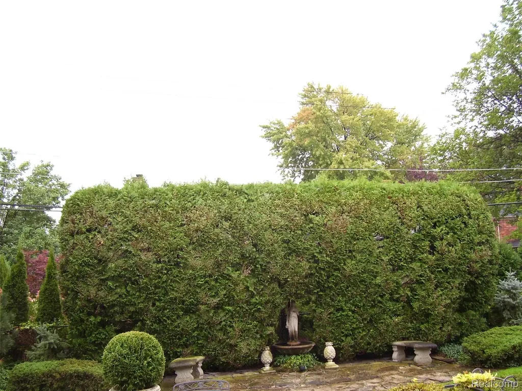 491 Colonial Road Grosse Pointe Woods City MI 48236