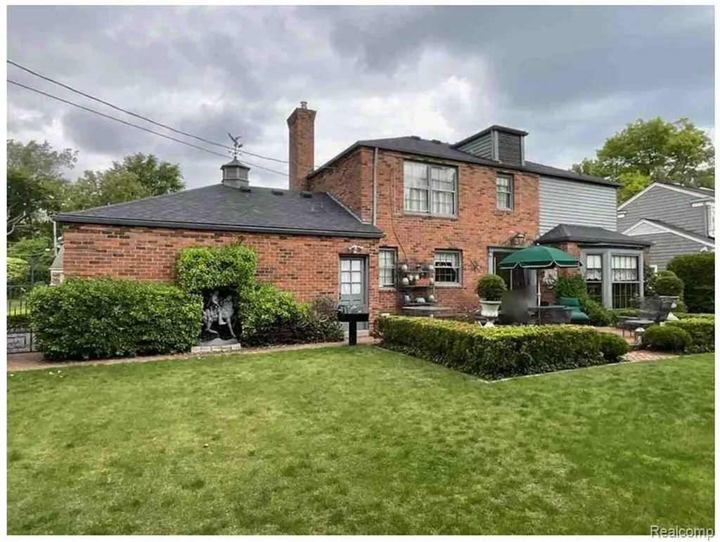 491 Colonial Road Grosse Pointe Woods City MI 48236