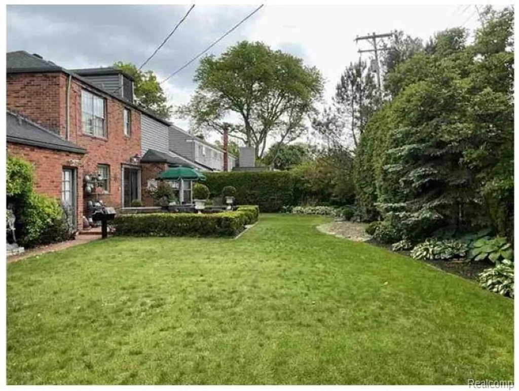 491 Colonial Road Grosse Pointe Woods City MI 48236