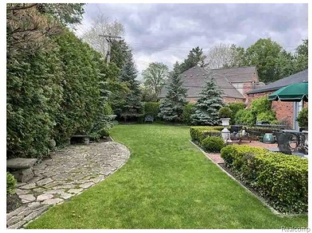 491 Colonial Road Grosse Pointe Woods City MI 48236