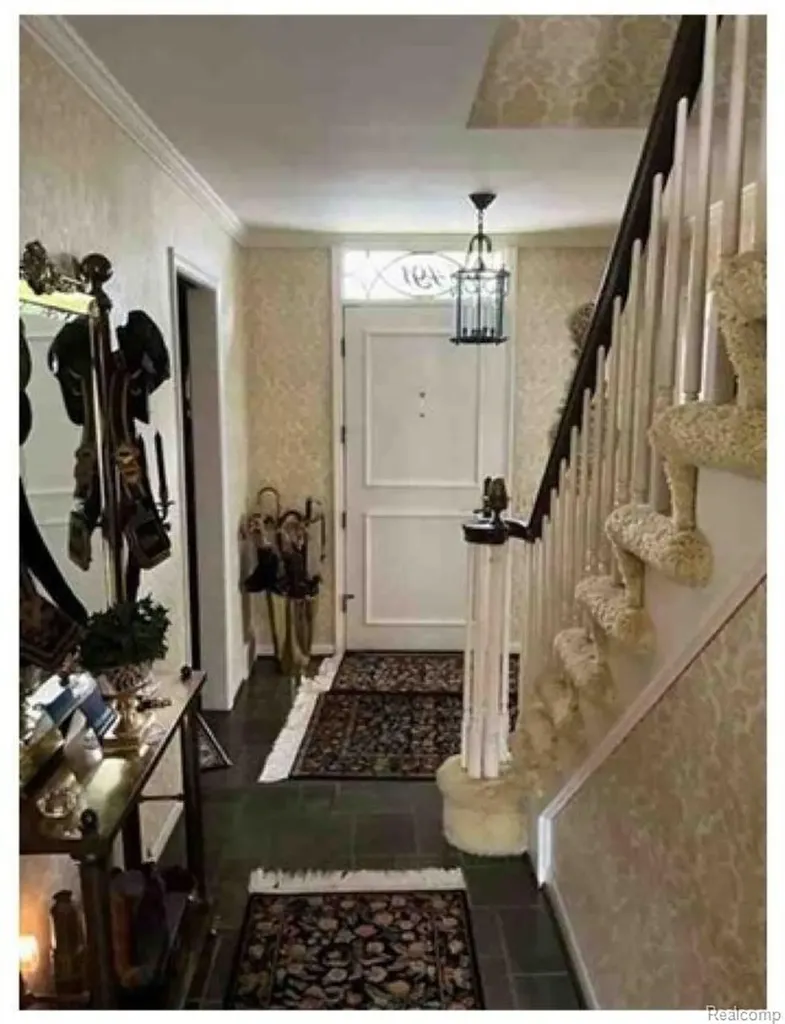 491 Colonial Road Grosse Pointe Woods City MI 48236