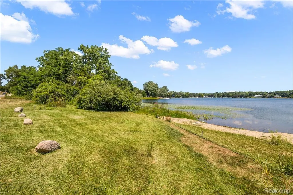 2770 Bogie Lake Road White Lake Charter Township MI 48386