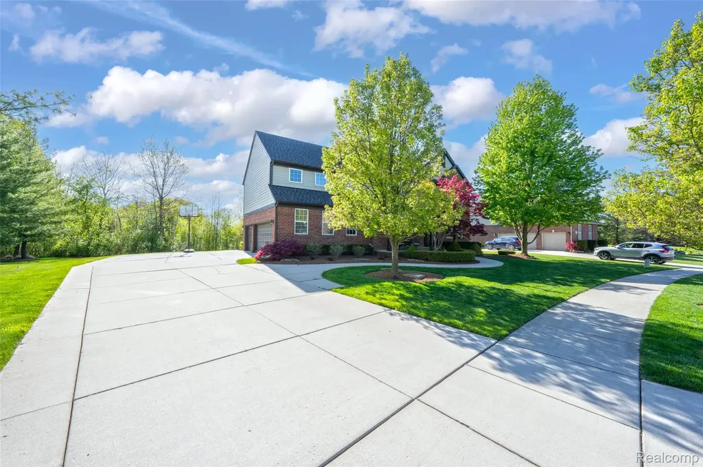 61036 Winterberry Drive Washington Township MI 48094