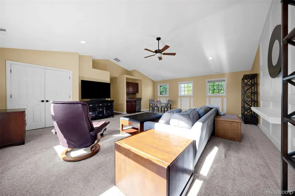 61036 Winterberry Drive Washington Township MI 48094