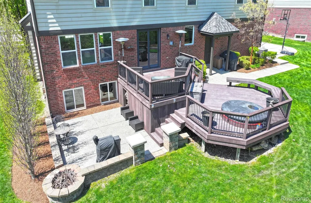61036 Winterberry Drive Washington Township MI 48094