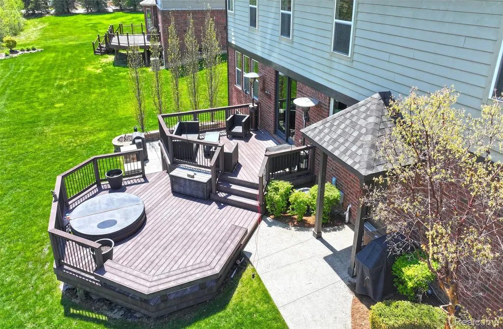 61036 Winterberry Drive Washington Township MI 48094