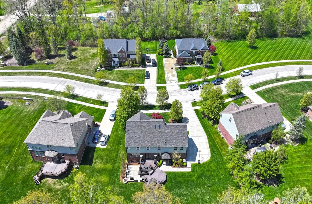 61036 Winterberry Drive Washington Township MI 48094