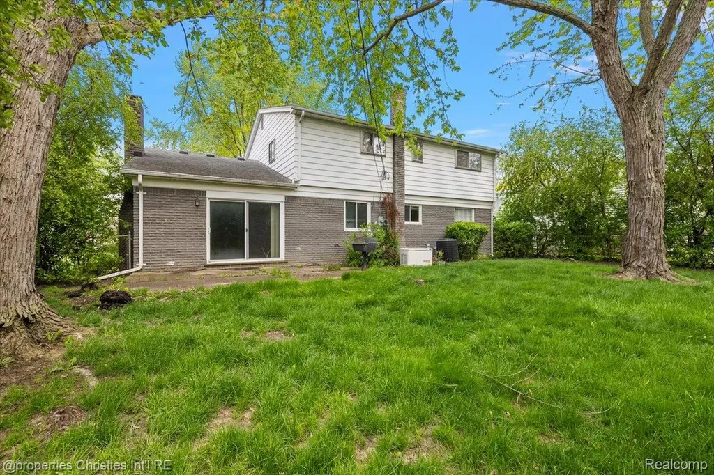 21889 Potomac Street Southfield City MI 48076