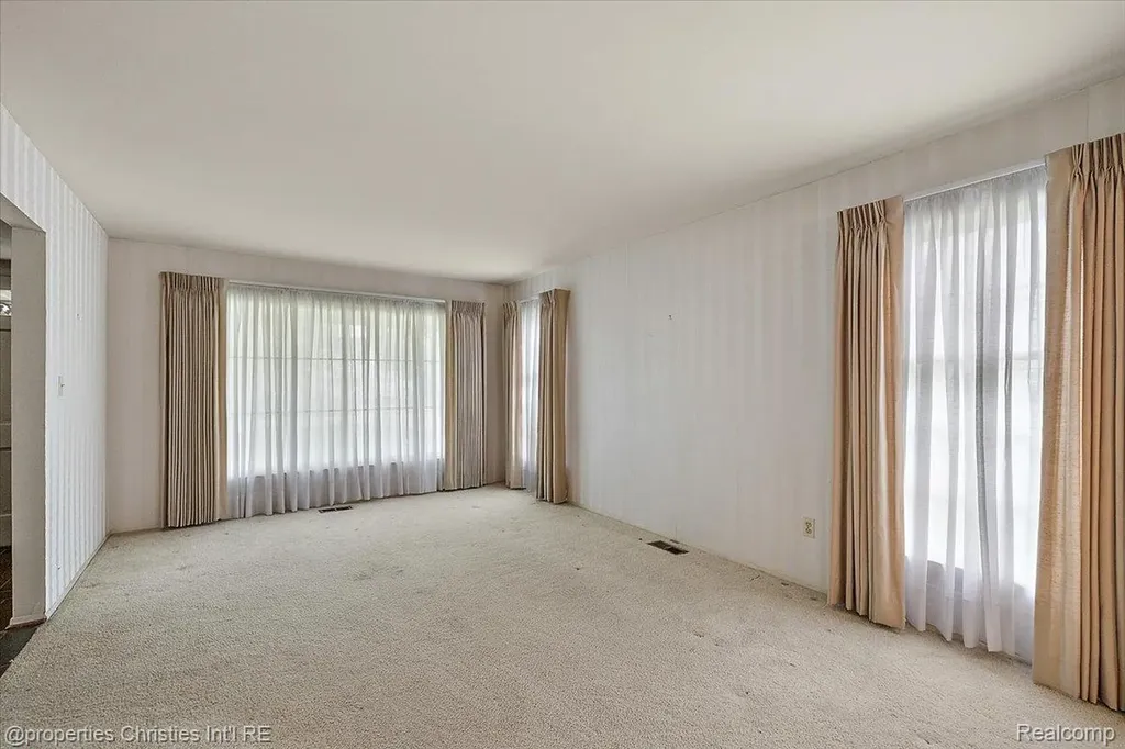 21889 Potomac Street Southfield City MI 48076