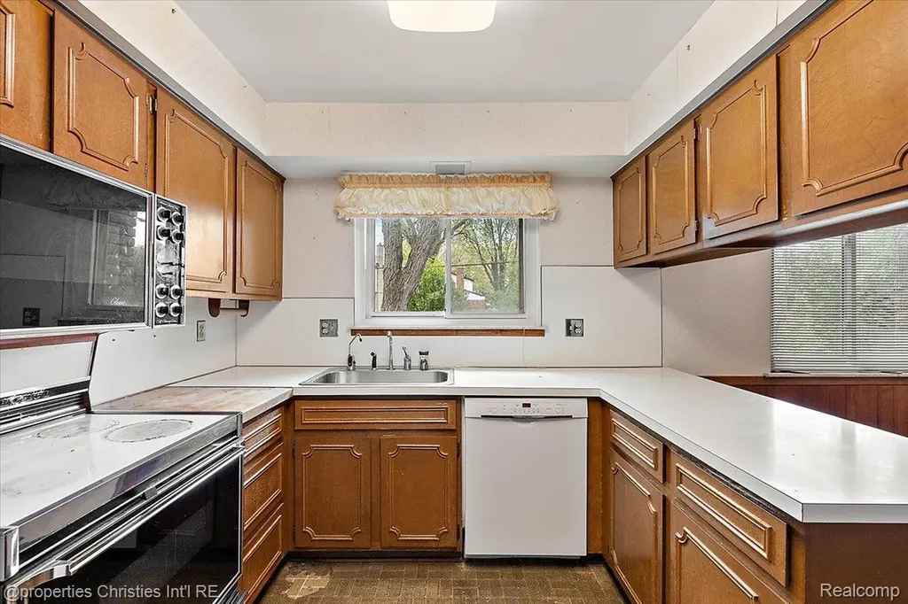 21889 Potomac Street Southfield City MI 48076