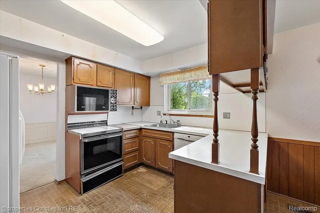21889 Potomac Street Southfield City MI 48076