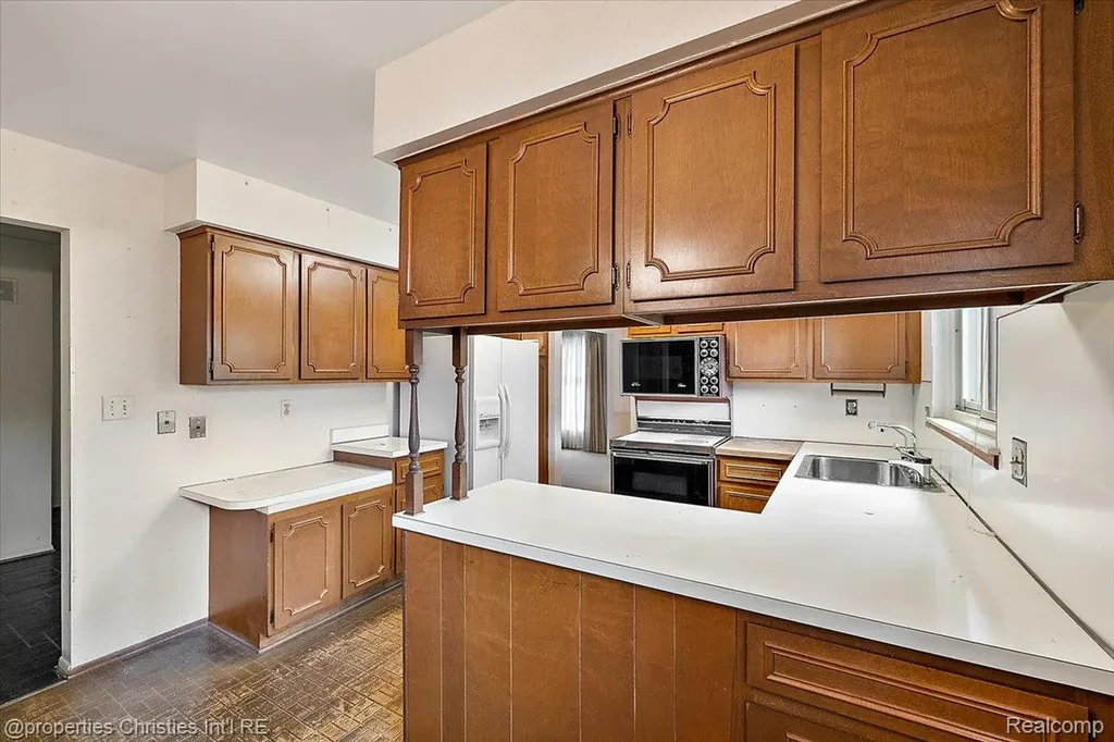21889 Potomac Street Southfield City MI 48076