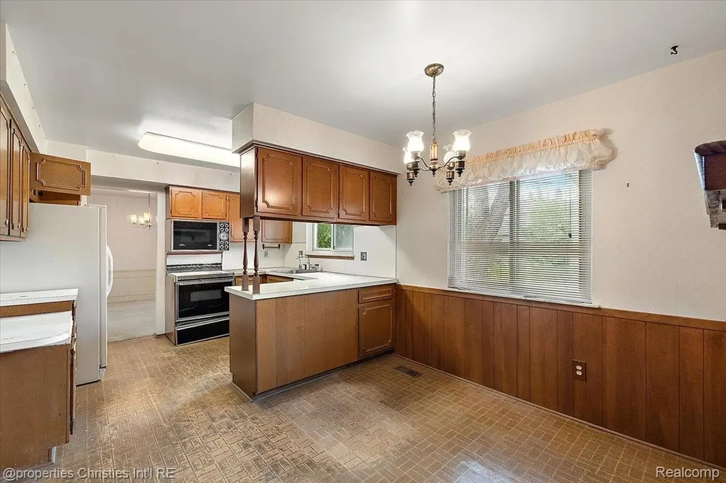 21889 Potomac Street Southfield City MI 48076