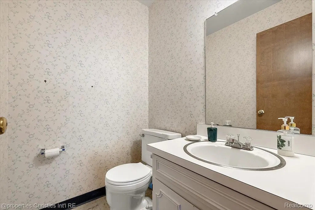 21889 Potomac Street Southfield City MI 48076