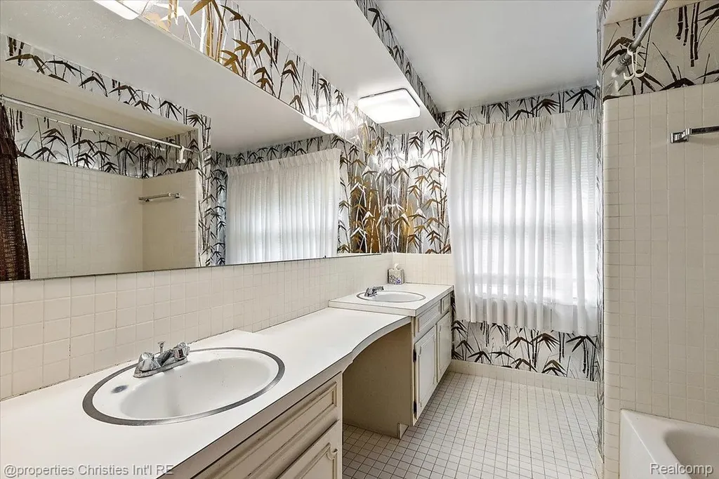 21889 Potomac Street Southfield City MI 48076