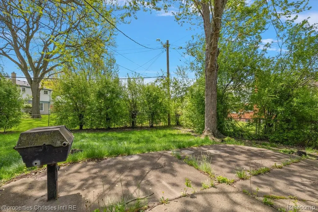 21889 Potomac Street Southfield City MI 48076