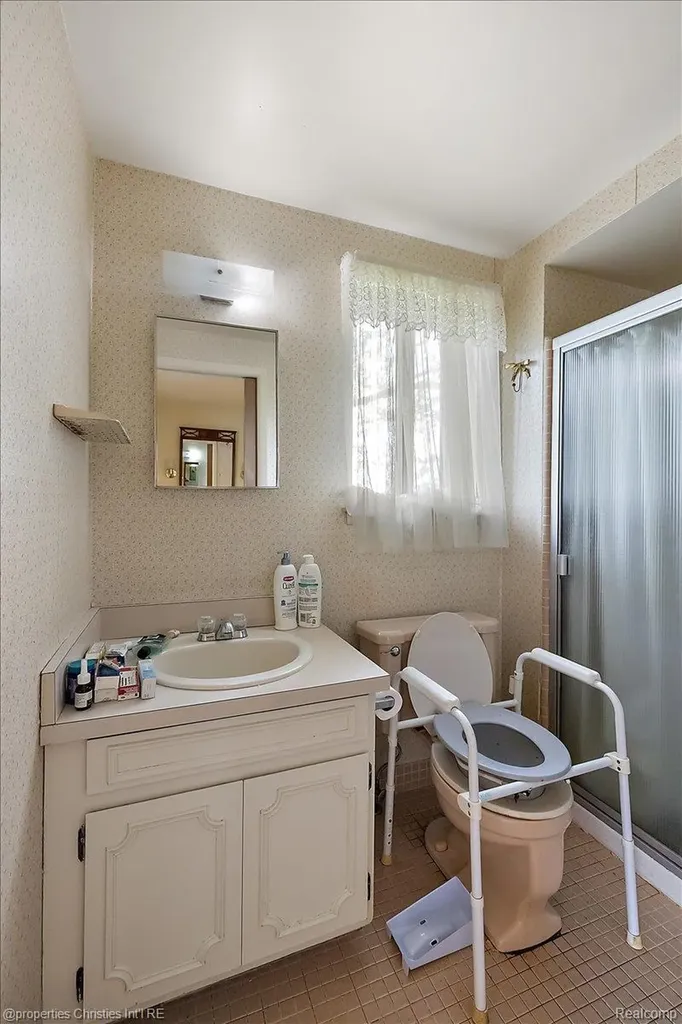 21889 Potomac Street Southfield City MI 48076