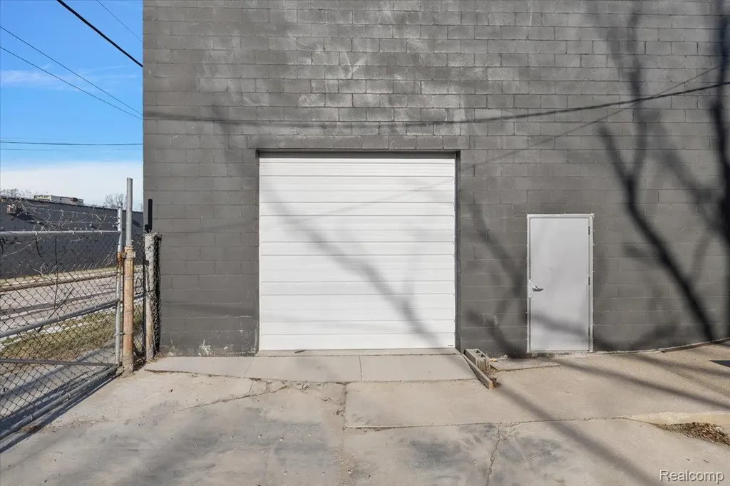 500 Auburn Avenue Pontiac City MI 48342