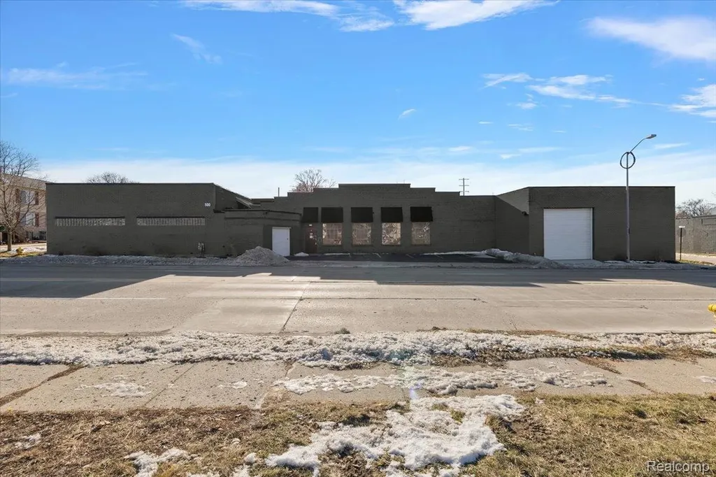 500 Auburn Avenue Pontiac City MI 48342
