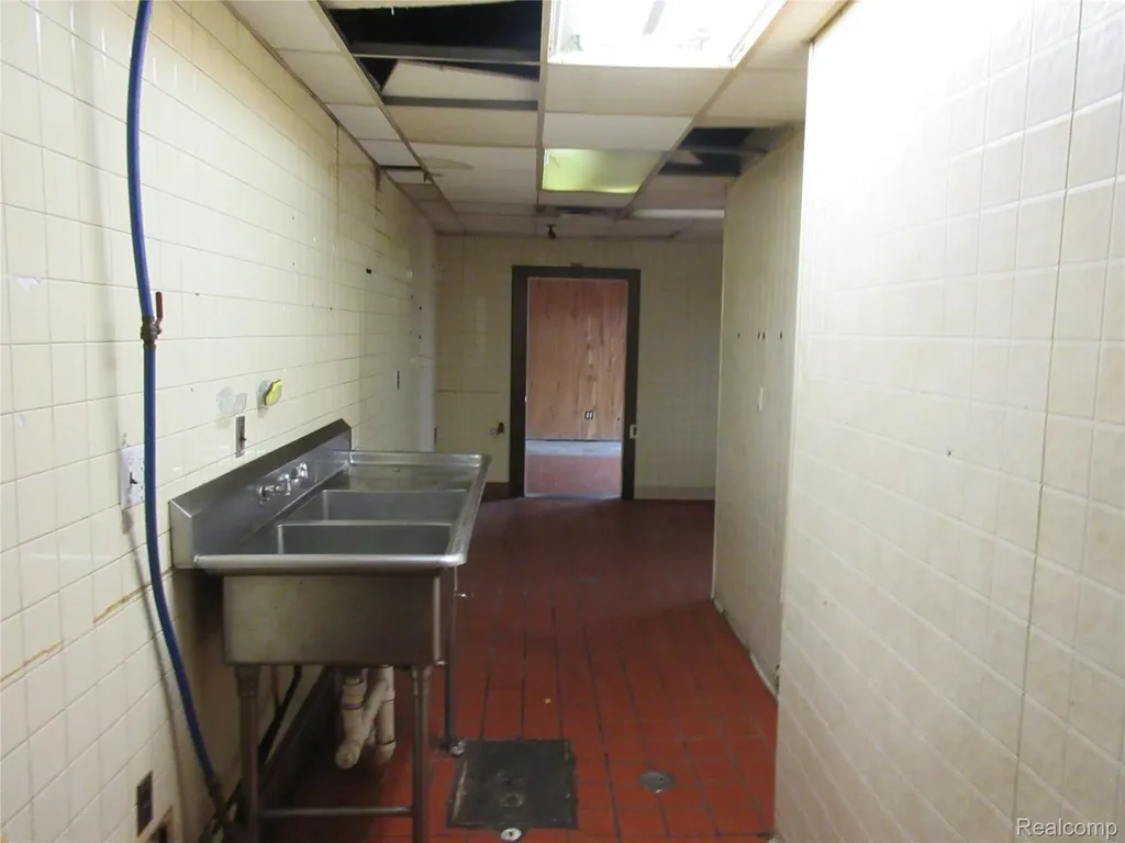 21665 Groesbeck Highway Warren City MI 48089