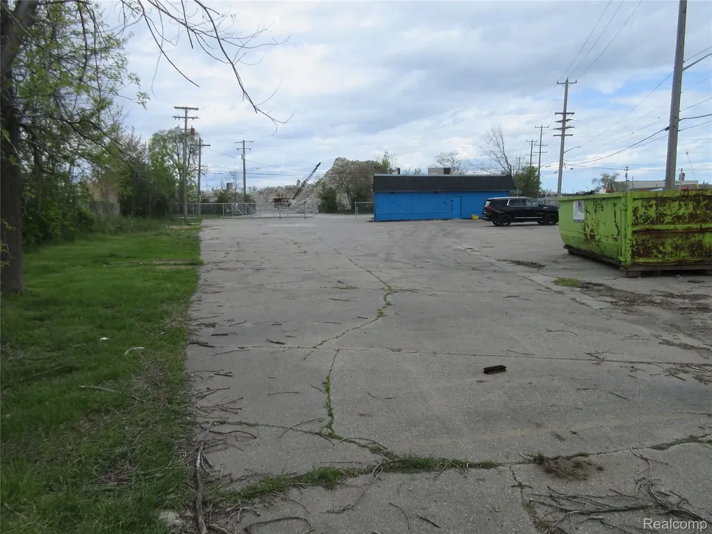 21665 Groesbeck Highway Warren City MI 48089