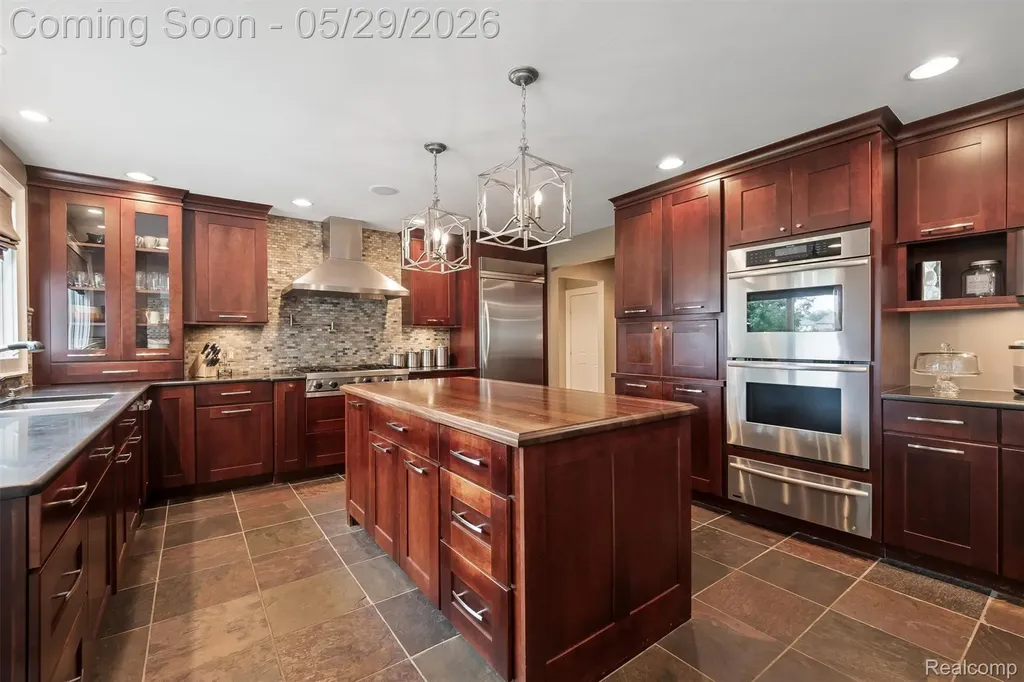 864 Pine Needle Trail Oakland Charter Township MI 48306