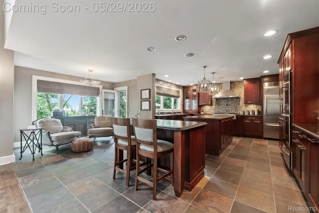 864 Pine Needle Trail Oakland Charter Township MI 48306