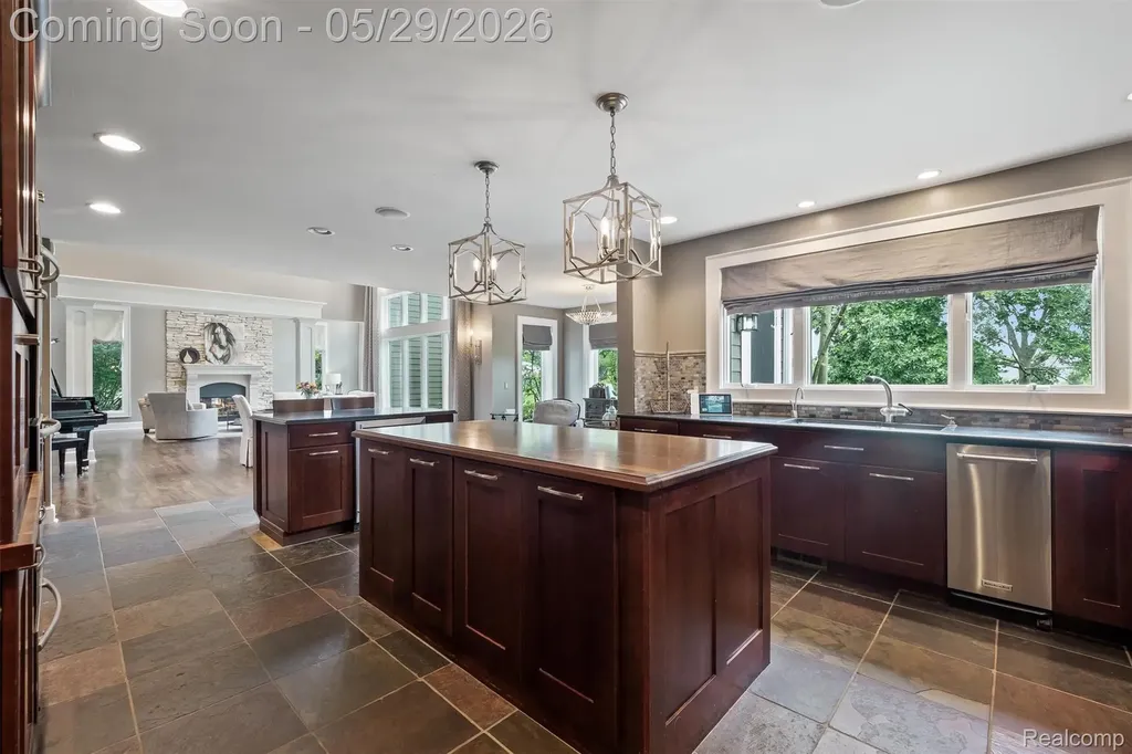 864 Pine Needle Trail Oakland Charter Township MI 48306
