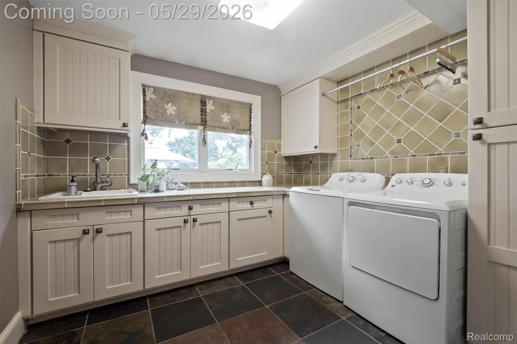 864 Pine Needle Trail Oakland Charter Township MI 48306