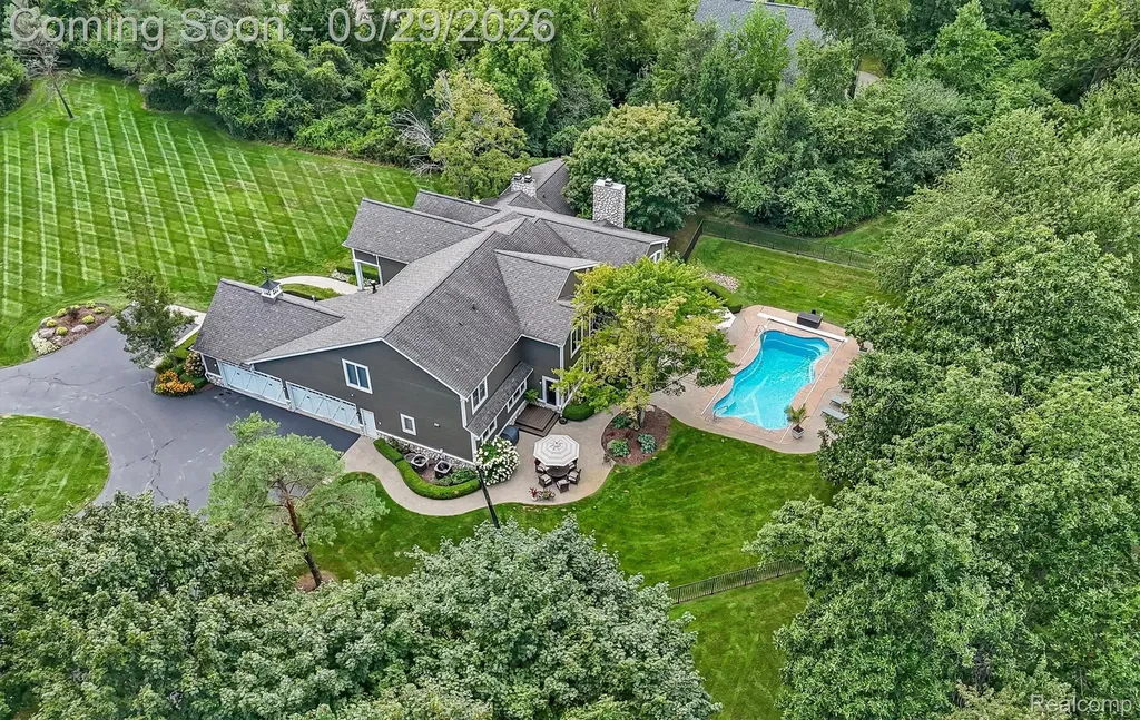 864 Pine Needle Trail Oakland Charter Township MI 48306