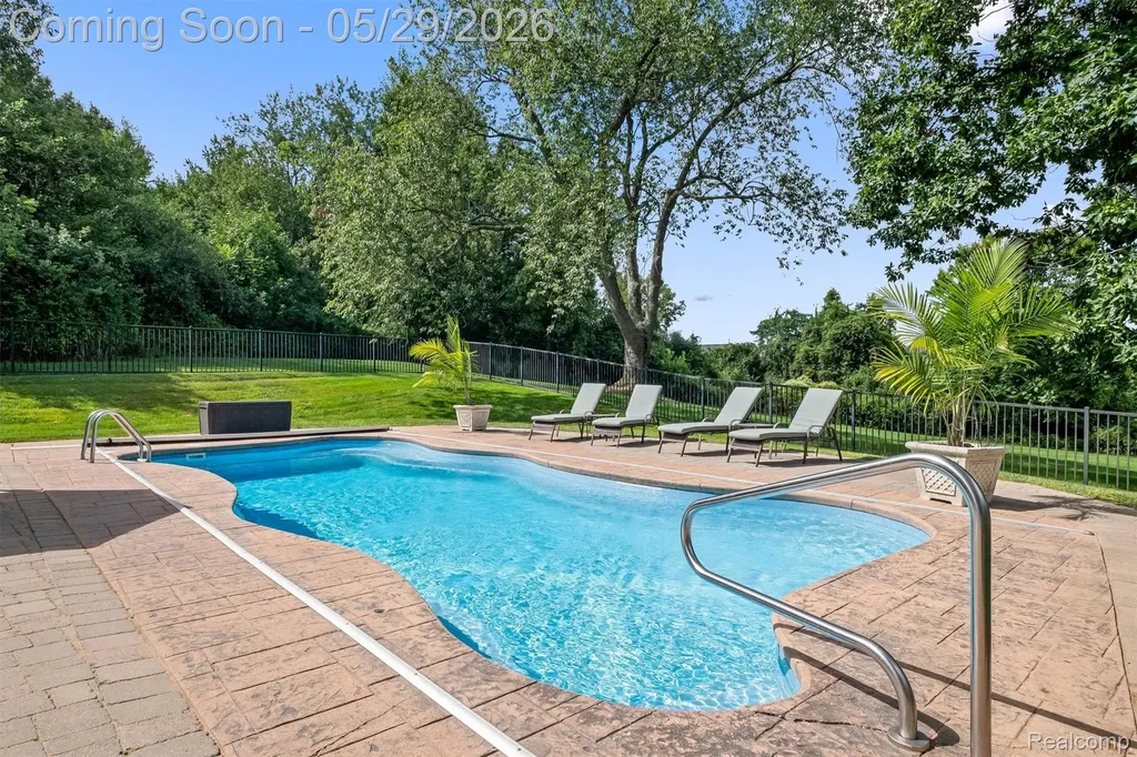 864 Pine Needle Trail Oakland Charter Township MI 48306