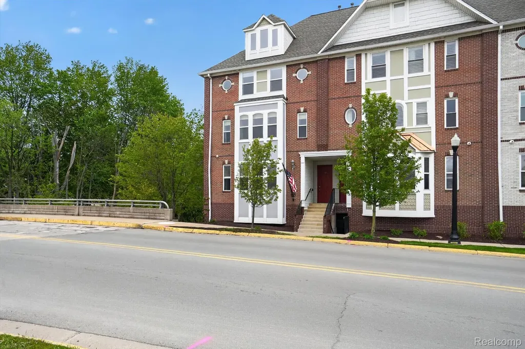 223 N Michigan Avenue Howell City MI 48843