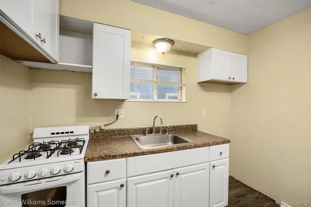 7067 Studebaker Avenue Warren City MI 48091