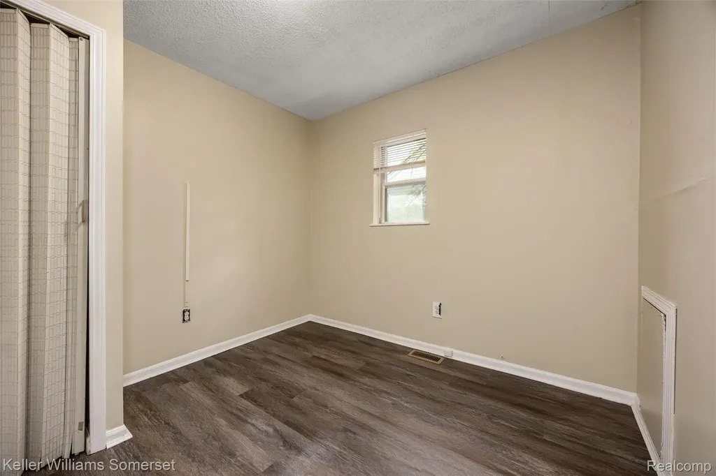 7067 Studebaker Avenue Warren City MI 48091