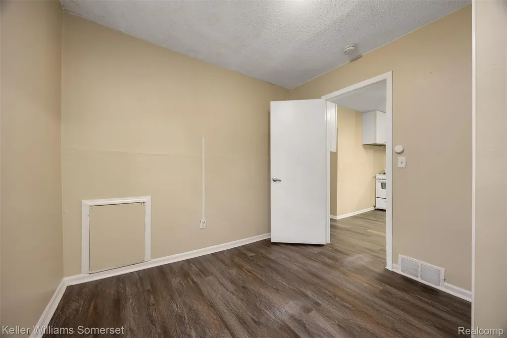 7067 Studebaker Avenue Warren City MI 48091