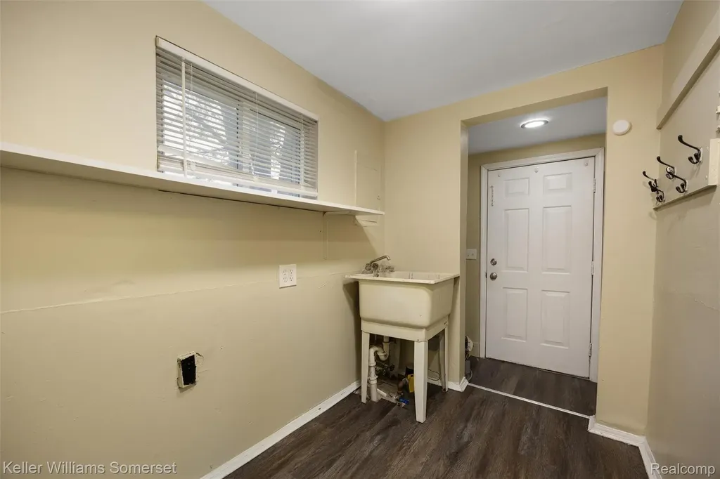 7067 Studebaker Avenue Warren City MI 48091