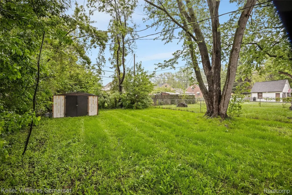 7067 Studebaker Avenue Warren City MI 48091