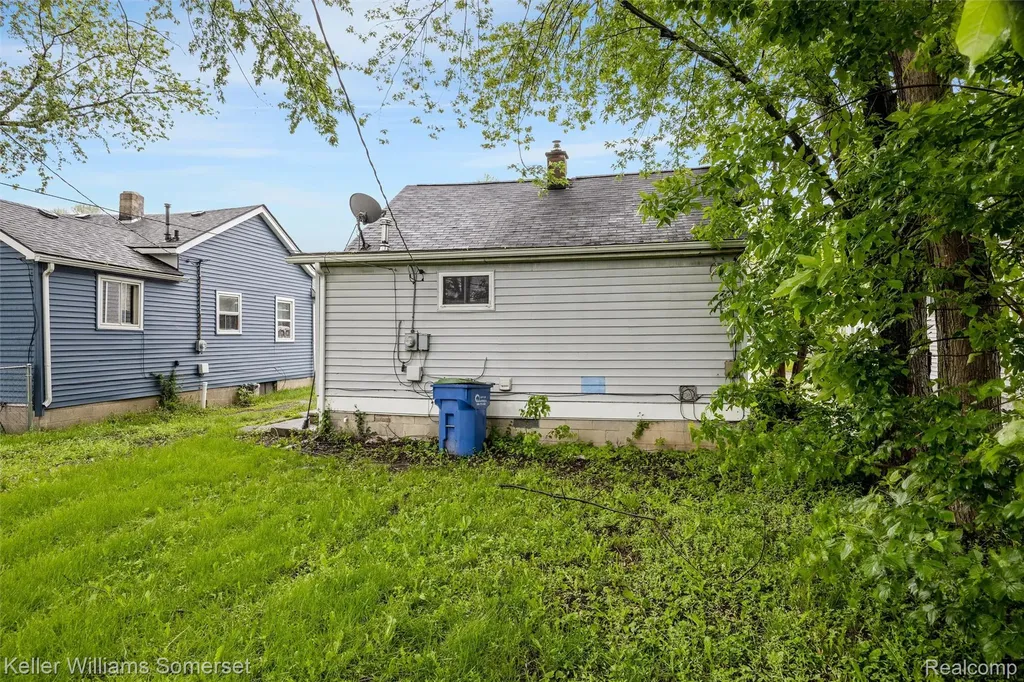 7067 Studebaker Avenue Warren City MI 48091
